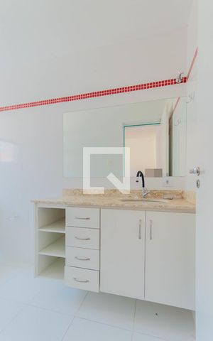 Casa à venda com 200m², 4 quartos e 8 vagas Casa à venda com 200m², 4 quartos e 8 vagasBanheiro da Suíte 1