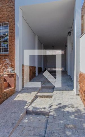 Casa à venda com 200m², 4 quartos e 8 vagas Casa à venda com 200m², 4 quartos e 8 vagasEntrada