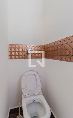 Casa à venda com 200m², 4 quartos e 8 vagas Casa à venda com 200m², 4 quartos e 8 vagasBanheiro de serviço