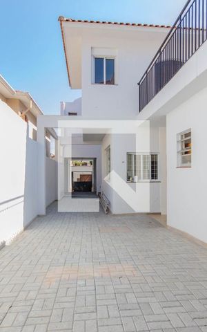 Casa à venda com 200m², 4 quartos e 8 vagas Casa à venda com 200m², 4 quartos e 8 vagasQuintal