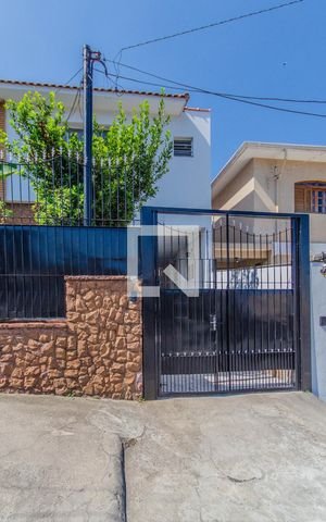 Casa à venda com 200m², 4 quartos e 8 vagas Casa à venda com 200m², 4 quartos e 8 vagasFachada