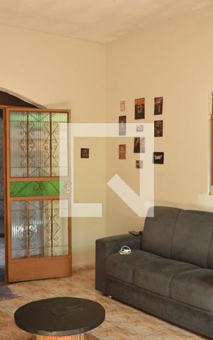 Casa à venda com 180m², 2 quartos e 2 vagas Casa à venda com 180m², 2 quartos e 2 vagasSala
