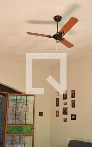 Casa à venda com 180m², 2 quartos e 2 vagas Casa à venda com 180m², 2 quartos e 2 vagasSala