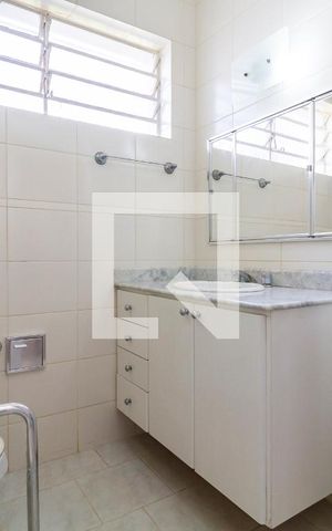 Casa à venda com 370m², 3 quartos e 5 vagasBanheiro da Suíte 1