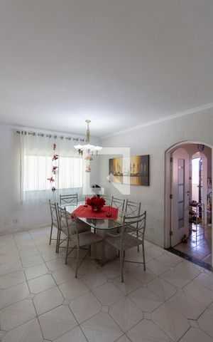 Casa à venda com 240m², 4 quartos e 6 vagas Casa à venda com 240m², 4 quartos e 6 vagasSala