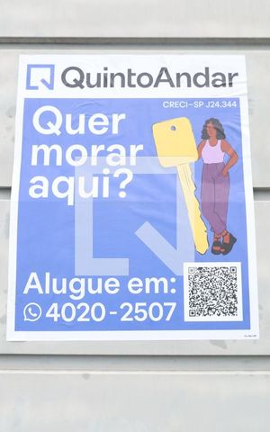 Casa à venda com 100m², 2 quartos e 2 vagasPlaca instalada no portão do imóvel