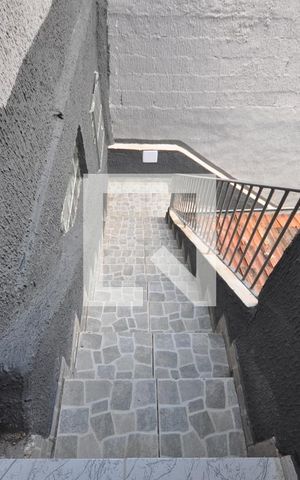 Casa para alugar com 72m², 2 quartos e 1 vagaEscada