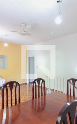 Casa à venda com 95m², 2 quartos e sem vaga Casa à venda com 95m², 2 quartos e sem vagaSala