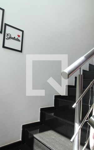 Casa à venda com 177m², 3 quartos e 2 vagasEscada