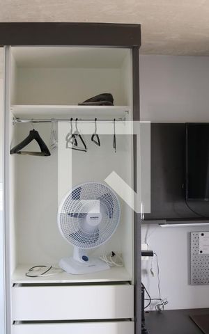 Apartamento para alugar com 30m², 1 quarto e 1 vagaGuarda roupa/ tv/ mesa de trabalho 