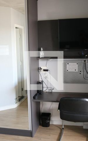 Apartamento para alugar com 30m², 1 quarto e 1 vagaGuarda roupa/ tv/ mesa de trabalho 