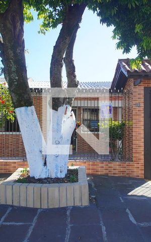 Casa à venda com 125m², 2 quartos e 2 vagas Casa à venda com 125m², 2 quartos e 2 vagasFachada
