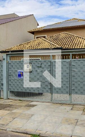 Casa à venda com 170m², 5 quartos e 3 vagas Casa à venda com 170m², 5 quartos e 3 vagasFachada