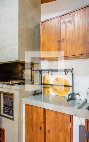 Casa à venda com 170m², 5 quartos e 3 vagas Casa à venda com 170m², 5 quartos e 3 vagasChurrasqueira