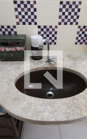 Casa à venda com 230m², 3 quartos e 4 vagasPia banheiro da suíte