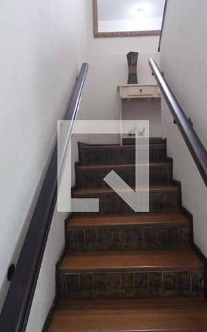 Casa à venda com 230m², 3 quartos e 4 vagasEscada
