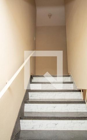 Casa à venda com 142m², 3 quartos e 2 vagas Casa à venda com 142m², 3 quartos e 2 vagasEscada de acesso ao piso superior