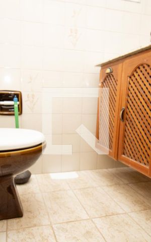 Casa à venda com 142m², 3 quartos e 2 vagas Casa à venda com 142m², 3 quartos e 2 vagasBanheiro. Armário e louça sanitária