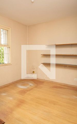 Casa à venda com 142m², 3 quartos e 2 vagas Casa à venda com 142m², 3 quartos e 2 vagasQuarto 1, janela e prateleiras