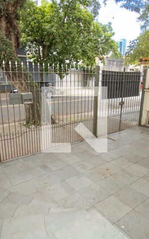 Casa à venda com 142m², 3 quartos e 2 vagas Casa à venda com 142m², 3 quartos e 2 vagasGaragem na frente da casa