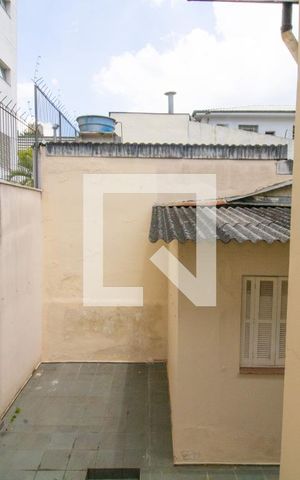 Casa à venda com 142m², 3 quartos e 2 vagas Casa à venda com 142m², 3 quartos e 2 vagasQuarto 2, vista para o quintal