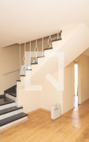 Casa à venda com 142m², 3 quartos e 2 vagas Casa à venda com 142m², 3 quartos e 2 vagasSala. Escada e janela