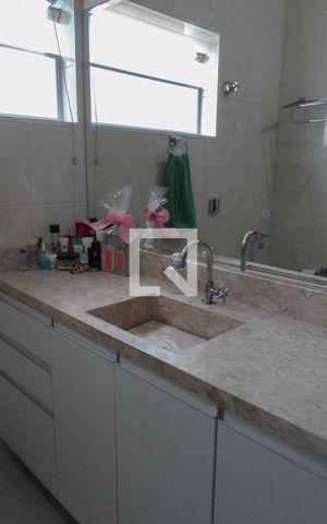 Casa à venda com 170m², 3 quartos e 2 vagas Casa à venda com 170m², 3 quartos e 2 vagasBanheiro