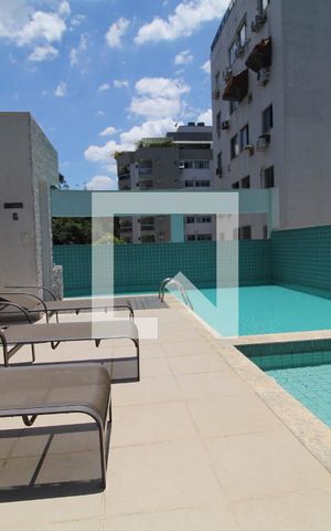 Apartamento à venda com 90m², 3 quartos e 2 vagas Apartamento à venda com 90m², 3 quartos e 2 vagasÁrea comum - Piscina