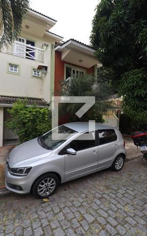 Casa de condomínio à venda com 175m², 4 quartos e 1 vagaFachada