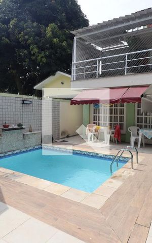 Casa de condomínio à venda com 175m², 4 quartos e 1 vagaPiscina
