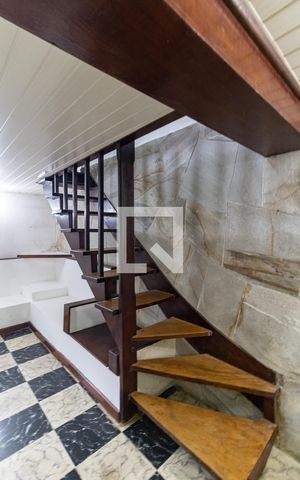 Casa para alugar com 320m², 3 quartos e 3 vagas Casa para alugar com 320m², 3 quartos e 3 vagasEscada