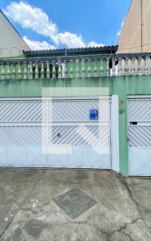 Casa à venda com 300m², 6 quartos e 2 vagas Casa à venda com 300m², 6 quartos e 2 vagasFachada