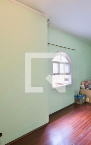 Casa à venda com 300m², 6 quartos e 2 vagas Casa à venda com 300m², 6 quartos e 2 vagasQuarto 4
