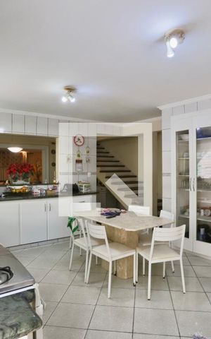 Casa à venda com 300m², 6 quartos e 2 vagas Casa à venda com 300m², 6 quartos e 2 vagasCozinha
