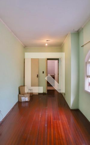 Casa à venda com 300m², 6 quartos e 2 vagas Casa à venda com 300m², 6 quartos e 2 vagasQuarto 4