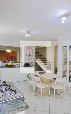 Casa à venda com 300m², 6 quartos e 2 vagas Casa à venda com 300m², 6 quartos e 2 vagasCozinha