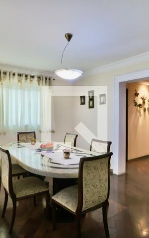 Casa à venda com 300m², 6 quartos e 2 vagas Casa à venda com 300m², 6 quartos e 2 vagasSala de Jantar