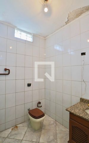 Casa à venda com 300m², 6 quartos e 2 vagas Casa à venda com 300m², 6 quartos e 2 vagasBanheiro Quarto 6