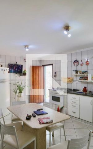 Casa à venda com 300m², 6 quartos e 2 vagas Casa à venda com 300m², 6 quartos e 2 vagasCozinha
