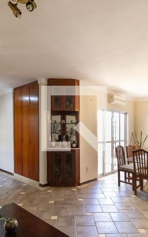 Casa à venda com 500m², 3 quartos e 6 vagas Casa à venda com 500m², 3 quartos e 6 vagasSala
