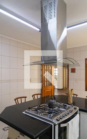 Casa à venda com 500m², 3 quartos e 6 vagas Casa à venda com 500m², 3 quartos e 6 vagasCozinha