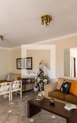 Casa à venda com 500m², 3 quartos e 6 vagas Casa à venda com 500m², 3 quartos e 6 vagasSala
