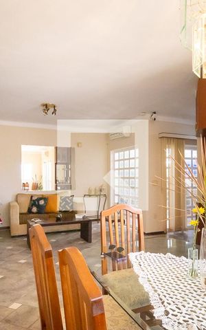 Casa à venda com 500m², 3 quartos e 6 vagas Casa à venda com 500m², 3 quartos e 6 vagasSala