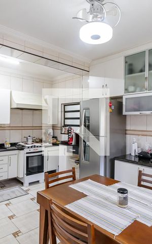 Casa à venda com 175m², 4 quartos e 2 vagas Casa à venda com 175m², 4 quartos e 2 vagasCozinha