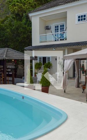 Casa de condomínio à venda com 450m², 5 quartos e 1 vaga Casa de condomínio à venda com 450m², 5 quartos e 1 vagaÁrea externa