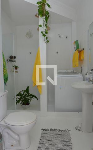 Casa de condomínio à venda com 450m², 5 quartos e 1 vaga Casa de condomínio à venda com 450m², 5 quartos e 1 vagaBanheiro de serviço