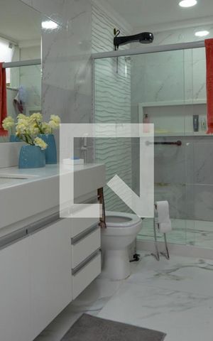 Casa de condomínio à venda com 450m², 5 quartos e 1 vaga Casa de condomínio à venda com 450m², 5 quartos e 1 vagaBanheiro da Suíte 1