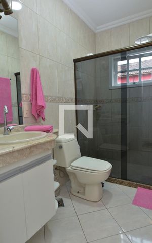 Casa de condomínio à venda com 450m², 5 quartos e 1 vaga Casa de condomínio à venda com 450m², 5 quartos e 1 vagaBanheiro social