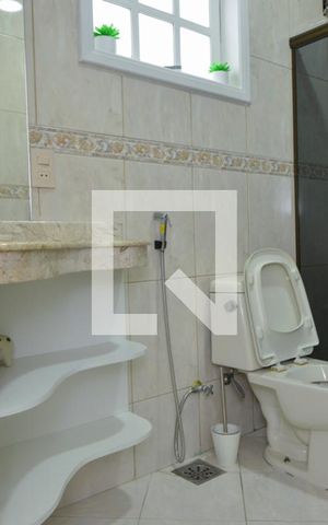 Casa de condomínio à venda com 450m², 5 quartos e 1 vaga Casa de condomínio à venda com 450m², 5 quartos e 1 vagaBanheiro da suíte 2
