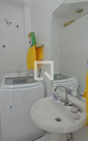 Casa de condomínio à venda com 450m², 5 quartos e 1 vaga Casa de condomínio à venda com 450m², 5 quartos e 1 vagaBanheiro de serviço